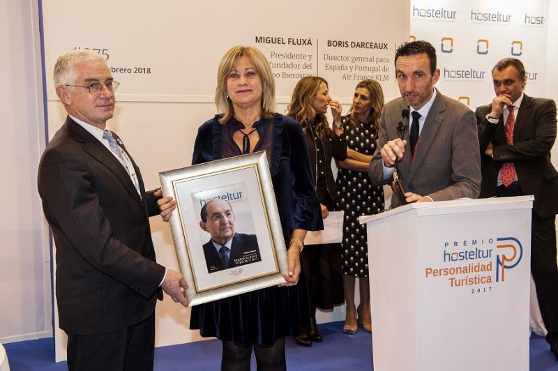 Manuel Butler entrega el premio a la esposa de Pablo Piñero, Isabel García.