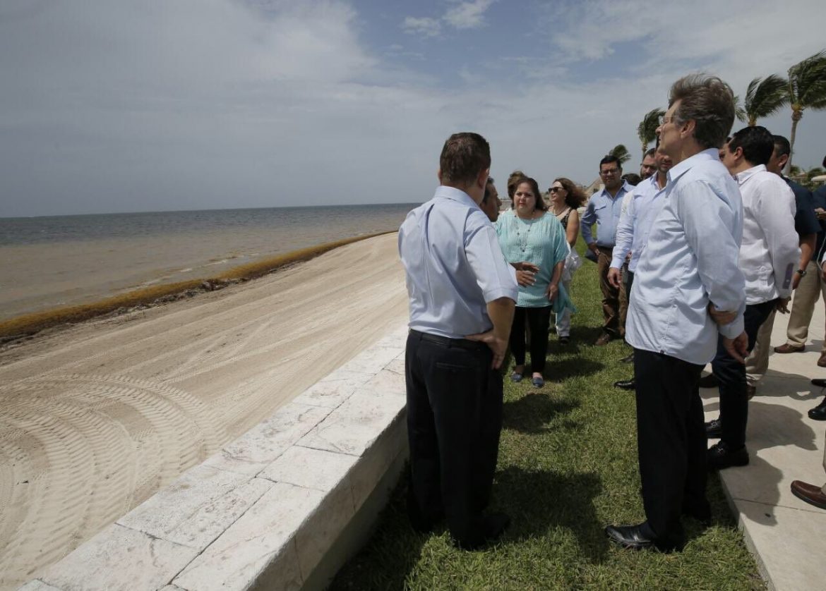 Destinan primeros recursos para limpieza de sargazo en playas del estado