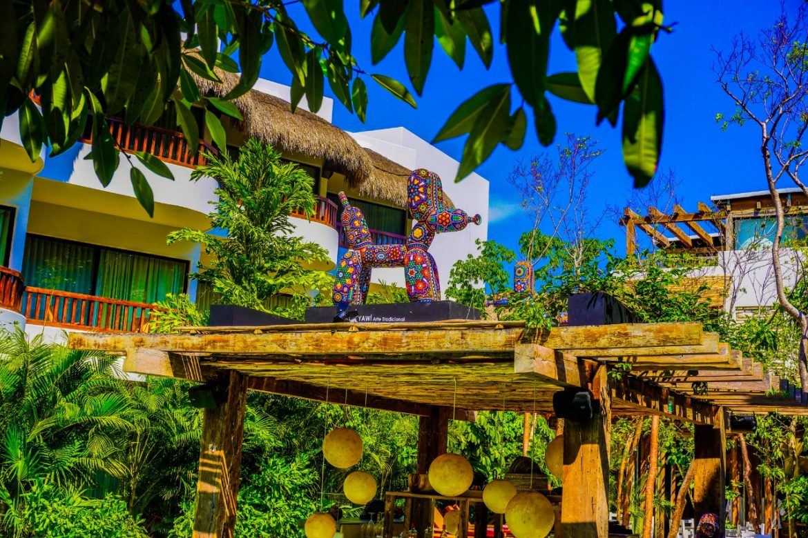 Bienal de Arte Huichol en Kimpton Aluna Tulum