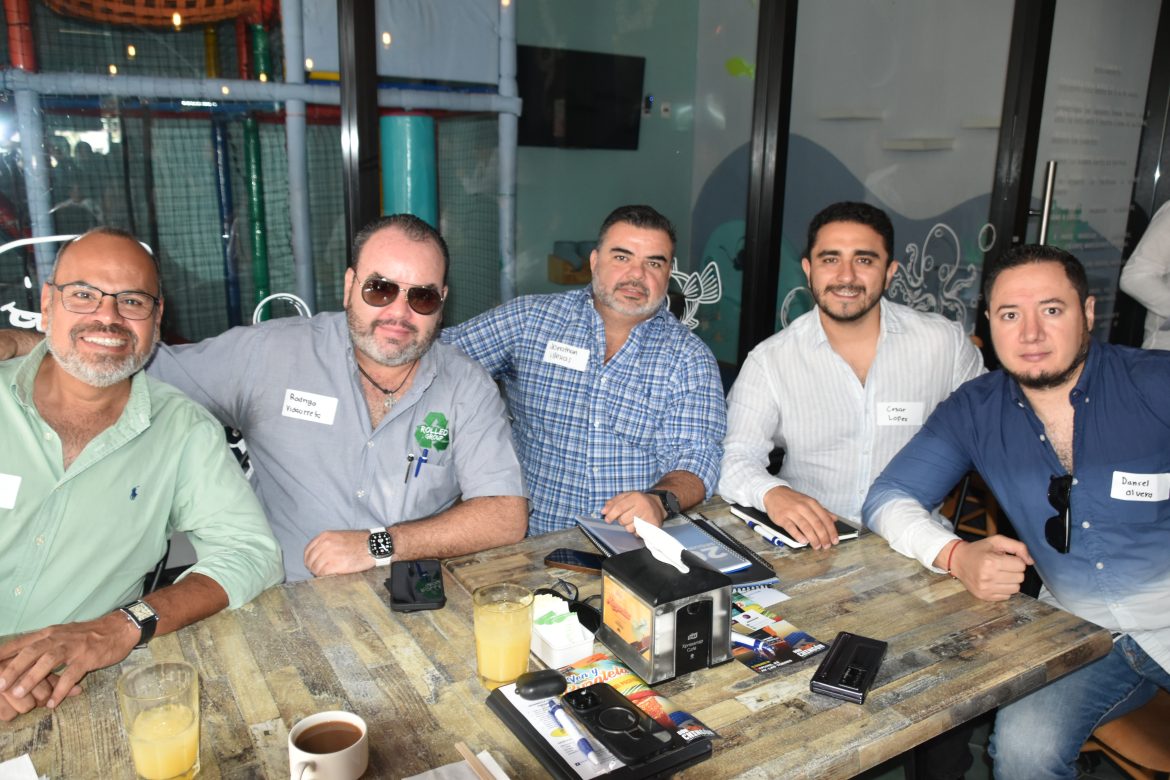 19 Antonio Tavera, Rodrigo Vidaurreta, Jonathan Illescas, César López y Daniel Olvera