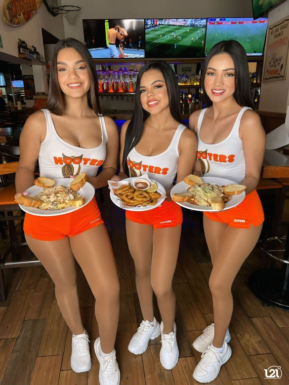 hooters-001-2