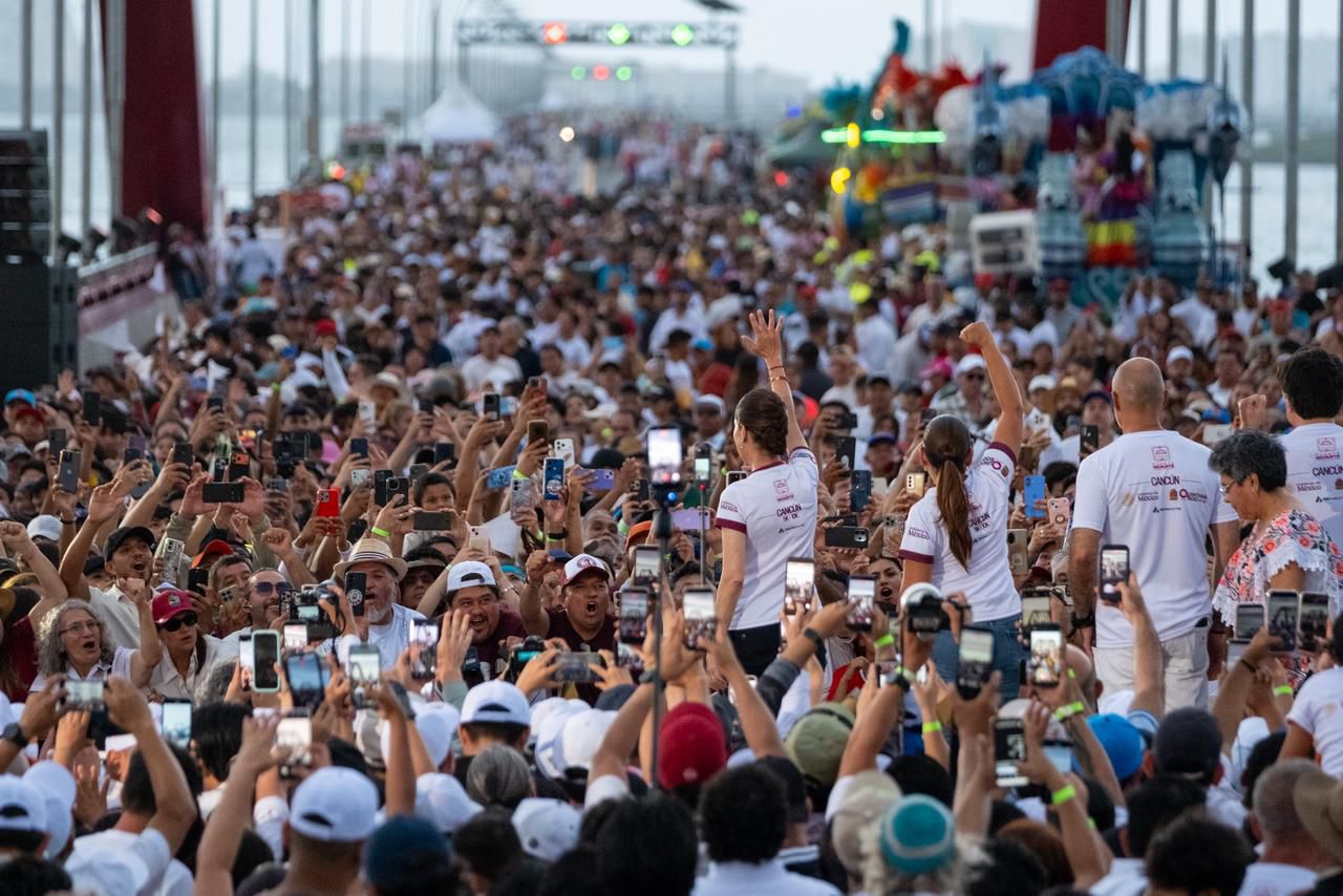 Más de 40 mil personas celebraronPocas infraestructuras logran apropiarse socialmente antes incluso de entrar por completo en operación. El Puente Nichupté lo hizo.
Las celebraciones posteriores a su apertura reunieron a más de 40 mil personas en actividades deportivas, recreativas, musicales y familiares. Más de tres mil corredores participaron en la Carrera Puente Nichupté Cancún 2026, recorriendo por primera vez la nueva vialidad en distancias de 5 y 10 kilómetros.
Por unas horas, el puente dejó de ser únicamente concreto y acero para convertirse en espacio público.
La imagen resultó inédita: corredores, familias, atletas, patinadores y visitantes ocupando una infraestructura concebida para resolver movilidad, pero apropiándose de ella como un nuevo símbolo urbano. Y al día siguiente, miles disfrutaron un concierto, cantando y bailando desde el puente y desde el agua.
La celebración incluyó actividades culturales, gastronómicas y recreativas, evidenciando algo importante: la expectativa acumulada alrededor de una obra largamente esperada por la ciudad.