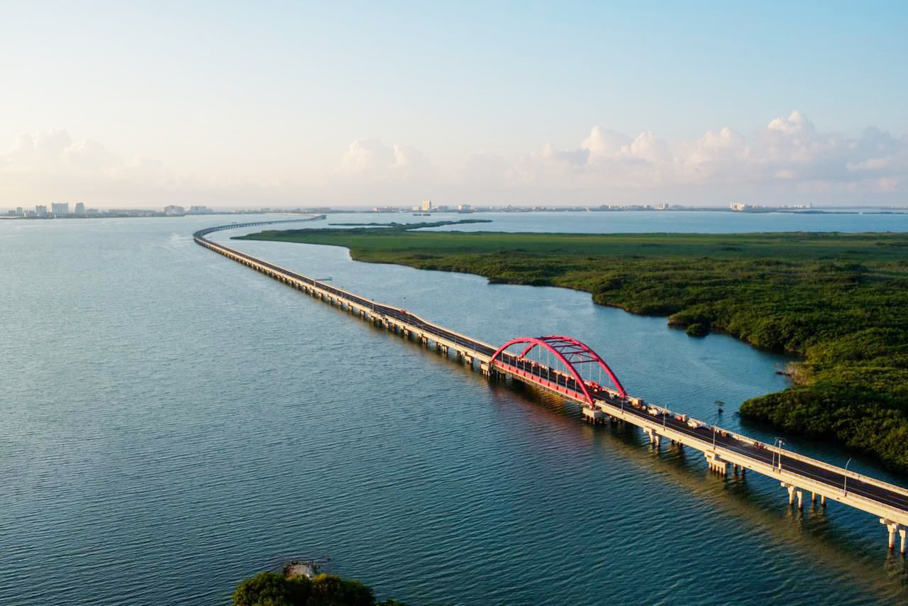 Puentes sobre agua más largos de América Latina1) Río–Niterói, Río de Janeiro (Brasil): 13.3 km
2) Puente Nichupté, Cancún (Mx): 11.2 km
3) El Zacatal, Campeche (Mx): 3.8 km
4) La Unidad, Campeche (Mx): 3.2 km
5) Puente Chiapas, México: 1.2 km
En el mundo:
n Hong Kong–Zhuhai–Macao (China): 55 km
n Lake Pontchartrain Causeway (EE. UU): 38.4 km
n Bahía de Jiaozhou (China): 26.7 km